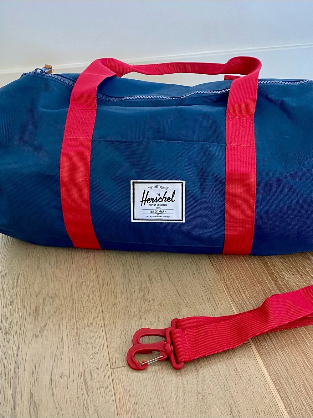 Herschel Sutton Mid-Volume Duffle Bag – Navy/Red – 28L
